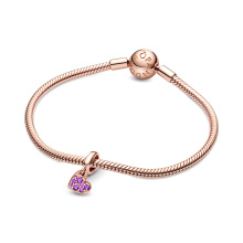 Pandora Moments Bíborszínű pavé döntött szív alakú rozé arany függő charm