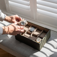 Stackers Olivazöld óradoboz akril tetővel