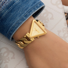 Guess háromszög alakú női karóra GW0859L2