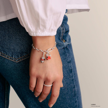 Thomas Sabo X PEANUTS szívet ölelő Snoopy charm