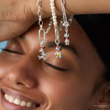 Thomas Sabo X Peanuts Snoopy napszemüvegben charm
