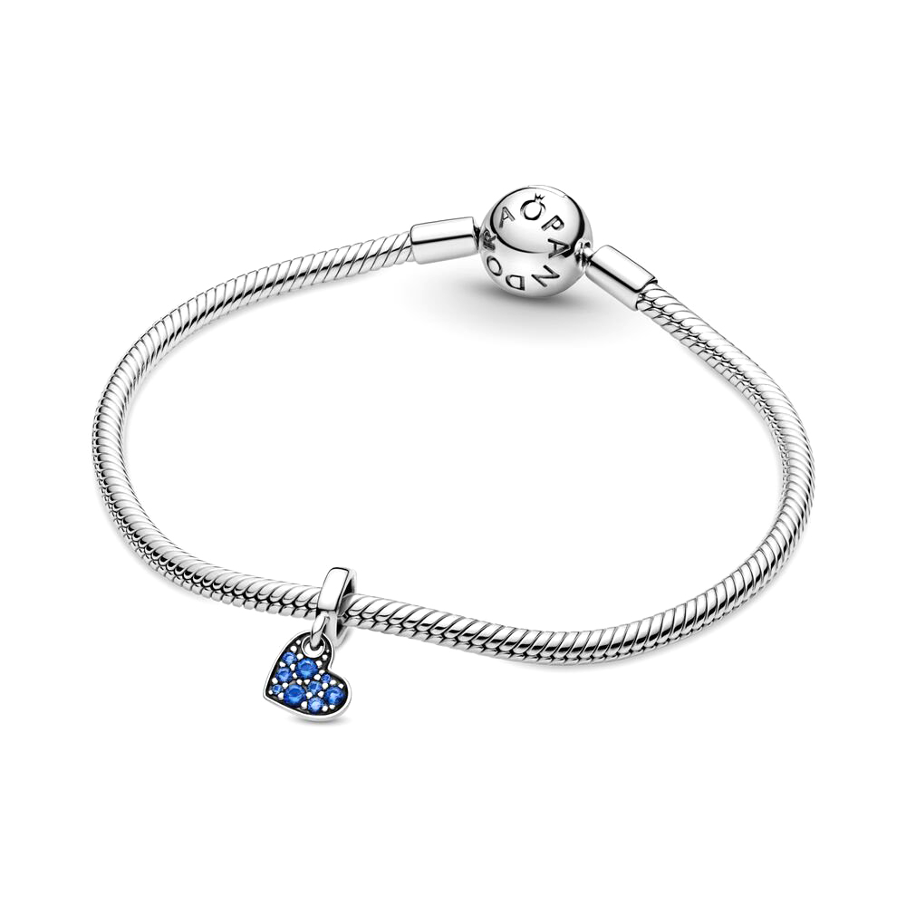 Pandora Moments Csillogó kék pavé döntött szív ezüst függő charm